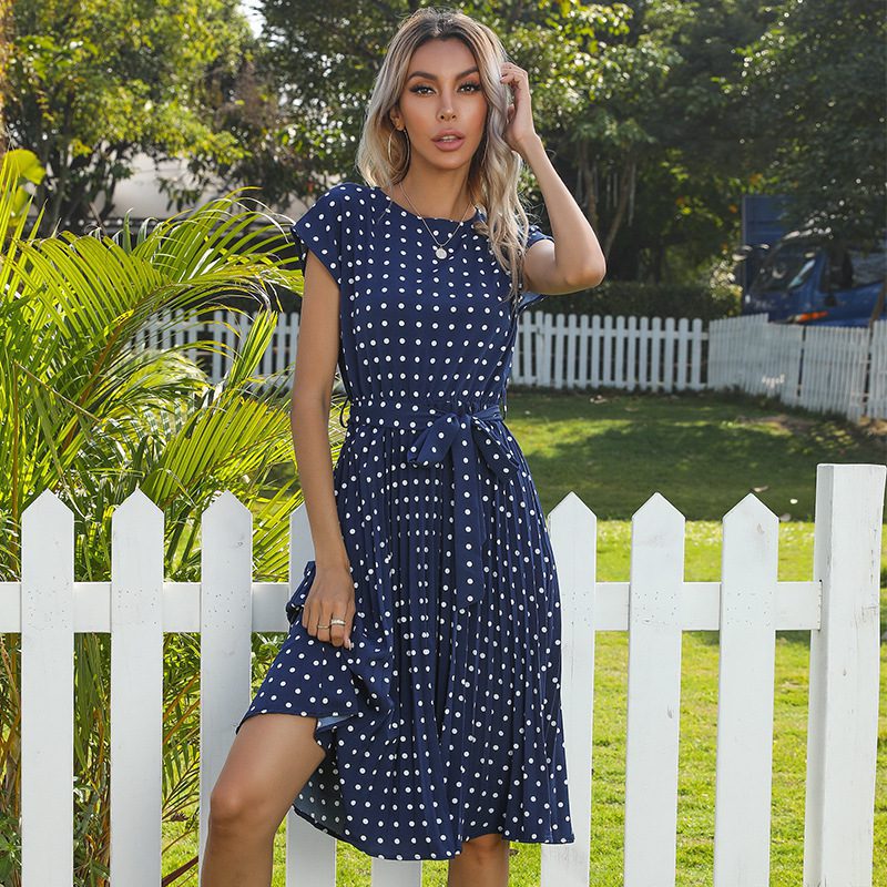 فستان صيفي نسائي بتصميم عصري منقوش بنقاط البولكا (Polka Dot)، يتميز بأكمام قصيرة وقصة بليسيه (مكسر) بطول ميدي. هذا الفستان الأنيق يأتي برباط للخصر (Bandage) مما يجعله خياراً مثالياً للمناسبات الكاجوال، الحفلات، أو كإطلالة رسمية جذابة وأنيقة للمكتب باللون الأخضر المميز. - الصورة 8