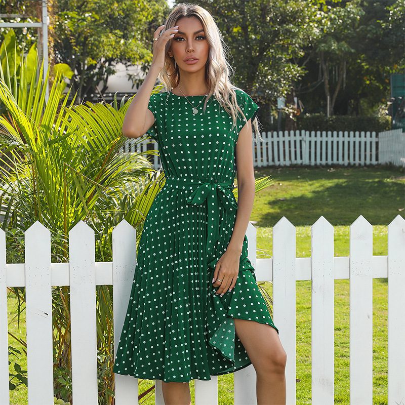 فستان صيفي نسائي بتصميم عصري منقوش بنقاط البولكا (Polka Dot)، يتميز بأكمام قصيرة وقصة بليسيه (مكسر) بطول ميدي. هذا الفستان الأنيق يأتي برباط للخصر (Bandage) مما يجعله خياراً مثالياً للمناسبات الكاجوال، الحفلات، أو كإطلالة رسمية جذابة وأنيقة للمكتب باللون الأخضر المميز. - الصورة 4