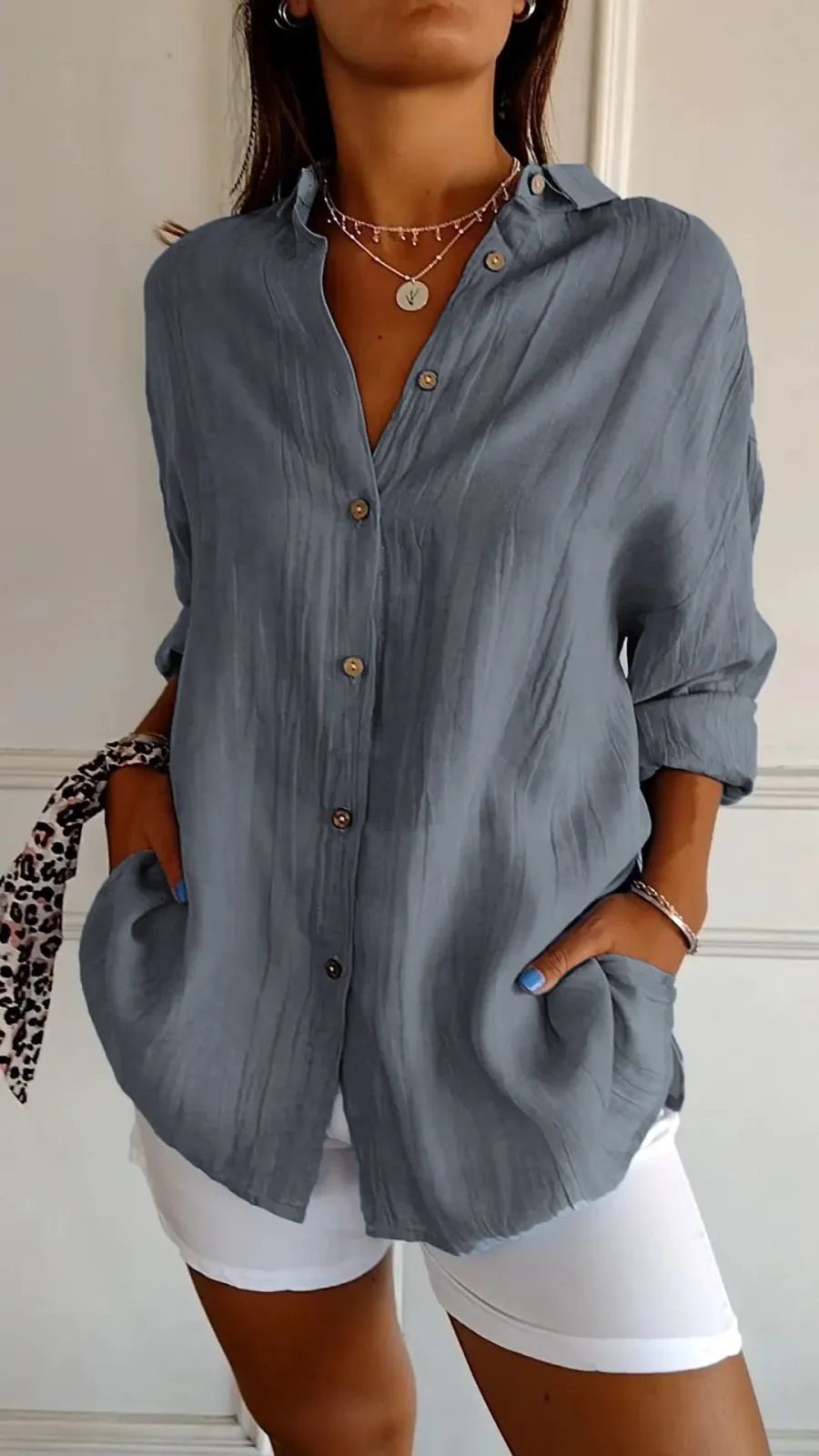 قميص نسائي بأكمام طويلة وياقة (Lapel)، إغلاق بأزرار أمامية (Single-breasted)، تصميم بطيّات (Pleated)، بلوزة علوية أنيقة، ملابس نسائية عصرية ومناسبة للإطلالة الكاجوال أو الرسمية الخفيفة. - الصورة 9