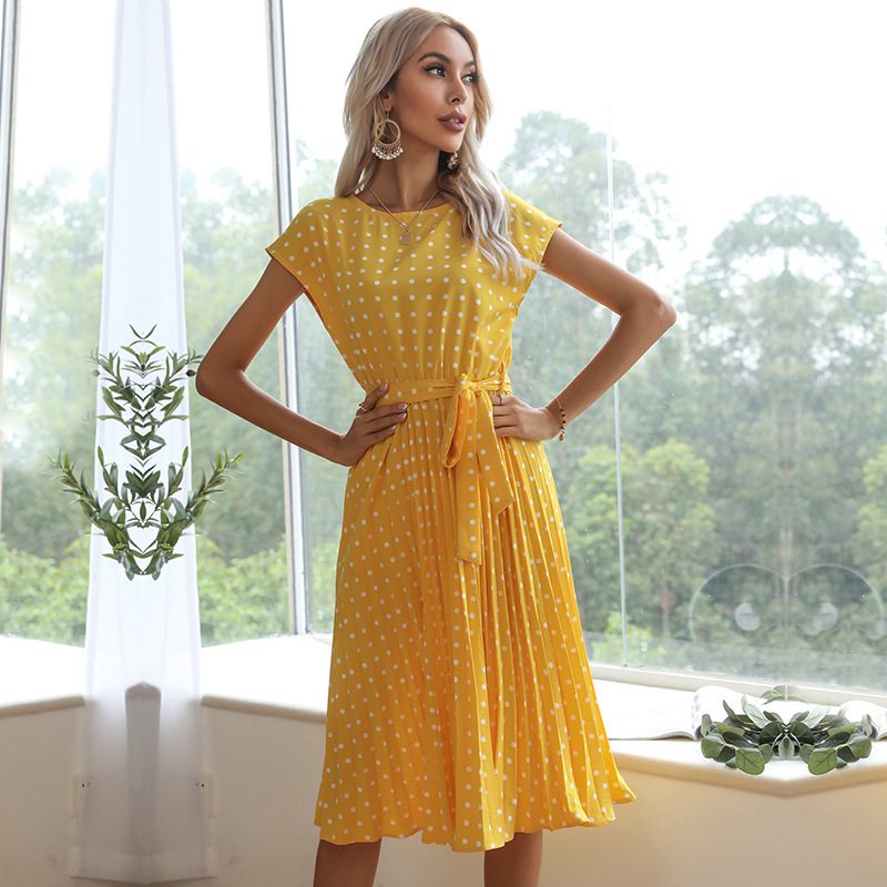 فستان صيفي نسائي بتصميم عصري منقوش بنقاط البولكا (Polka Dot)، يتميز بأكمام قصيرة وقصة بليسيه (مكسر) بطول ميدي. هذا الفستان الأنيق يأتي برباط للخصر (Bandage) مما يجعله خياراً مثالياً للمناسبات الكاجوال، الحفلات، أو كإطلالة رسمية جذابة وأنيقة للمكتب باللون الأخضر المميز. - الصورة 7