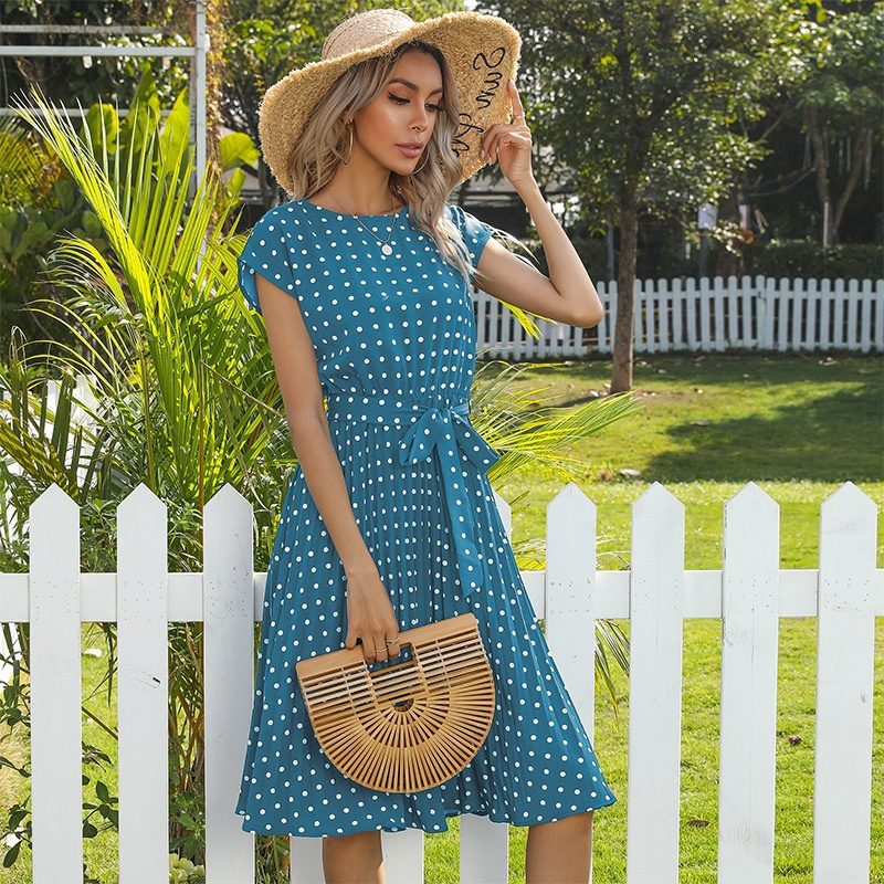 فستان صيفي نسائي بتصميم عصري منقوش بنقاط البولكا (Polka Dot)، يتميز بأكمام قصيرة وقصة بليسيه (مكسر) بطول ميدي. هذا الفستان الأنيق يأتي برباط للخصر (Bandage) مما يجعله خياراً مثالياً للمناسبات الكاجوال، الحفلات، أو كإطلالة رسمية جذابة وأنيقة للمكتب باللون الأخضر المميز. - الصورة 10