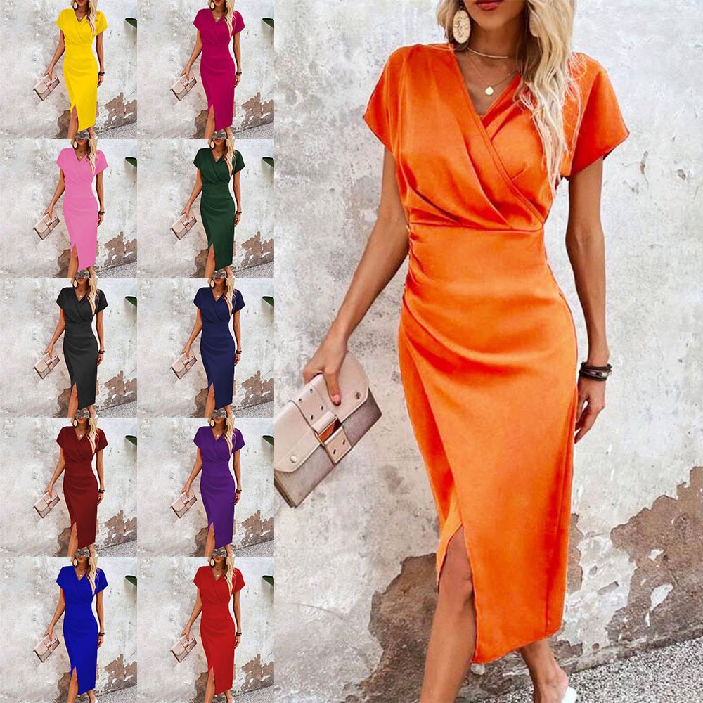 فستان ضيق (Slim-fit) بأكمام قصيرة، تصميم عصري أنيق وجذاب، شق جانبي (Split)، ياقة على شكل V، فستان صيفي نسائي أنيق ومناسب للإطلالات الجذابة.