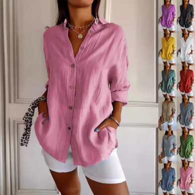 قميص نسائي بأكمام طويلة وياقة (Lapel)، إغلاق بأزرار أمامية (Single-breasted)، تصميم بطيّات (Pleated)، بلوزة علوية أنيقة، ملابس نسائية عصرية ومناسبة للإطلالة الكاجوال أو الرسمية الخفيفة.