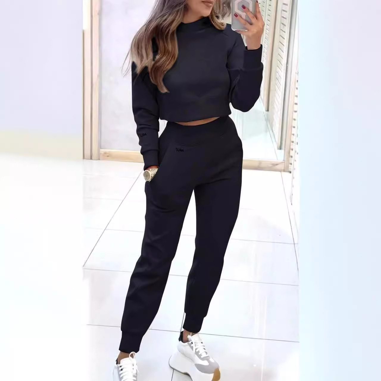 طقم رياضي نسائي أنيق بياقة مرتفعة، يتكون من بلوزة قصيرة بأكمام طويلة وتصميم "بلوفر"، مع بنطال ضيق مزود بجيوب، بلون سادة ليناسب إطلالتك اليومية المريحة. - الصورة 4
