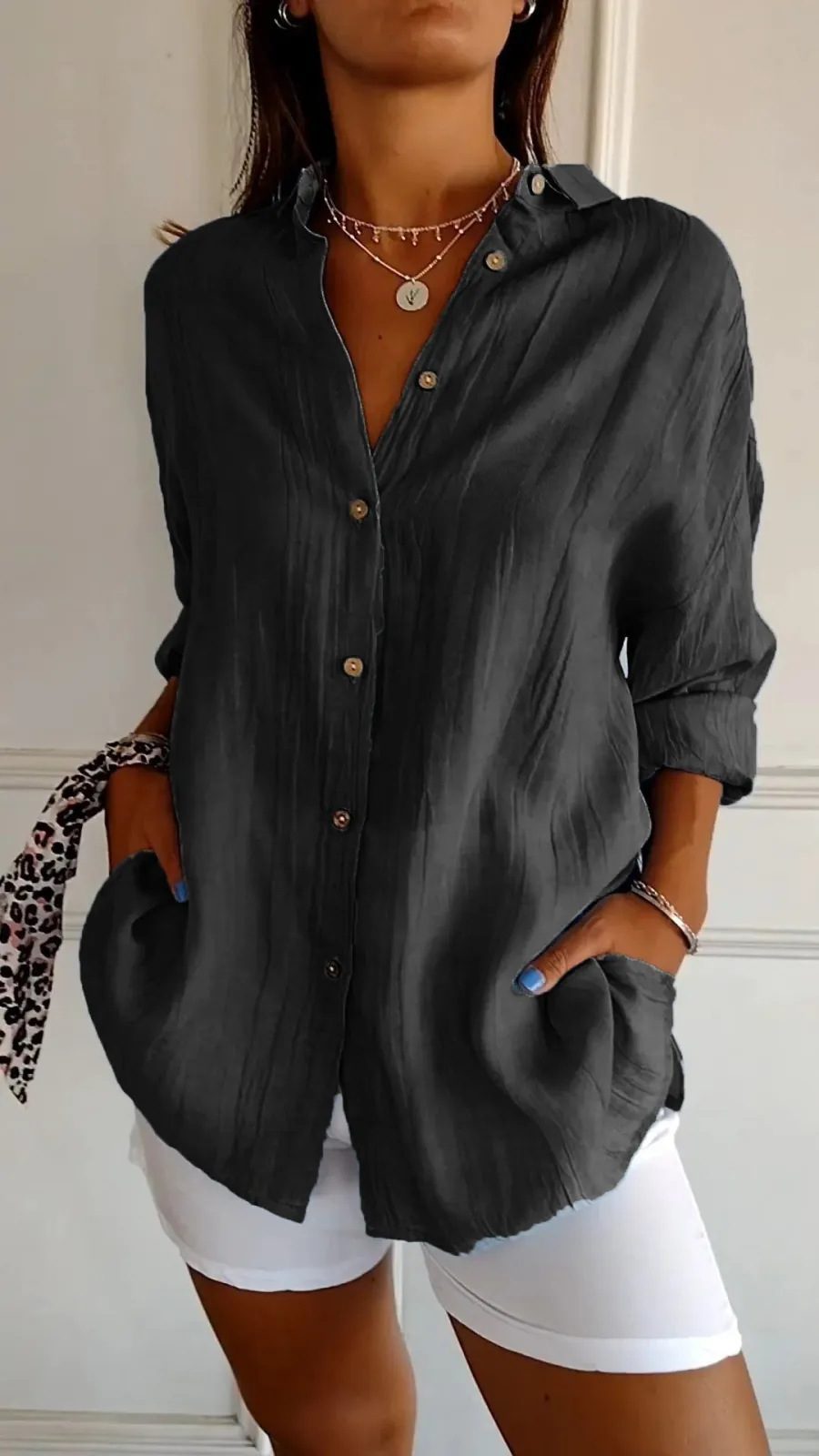 قميص نسائي بأكمام طويلة وياقة (Lapel)، إغلاق بأزرار أمامية (Single-breasted)، تصميم بطيّات (Pleated)، بلوزة علوية أنيقة، ملابس نسائية عصرية ومناسبة للإطلالة الكاجوال أو الرسمية الخفيفة. - الصورة 7