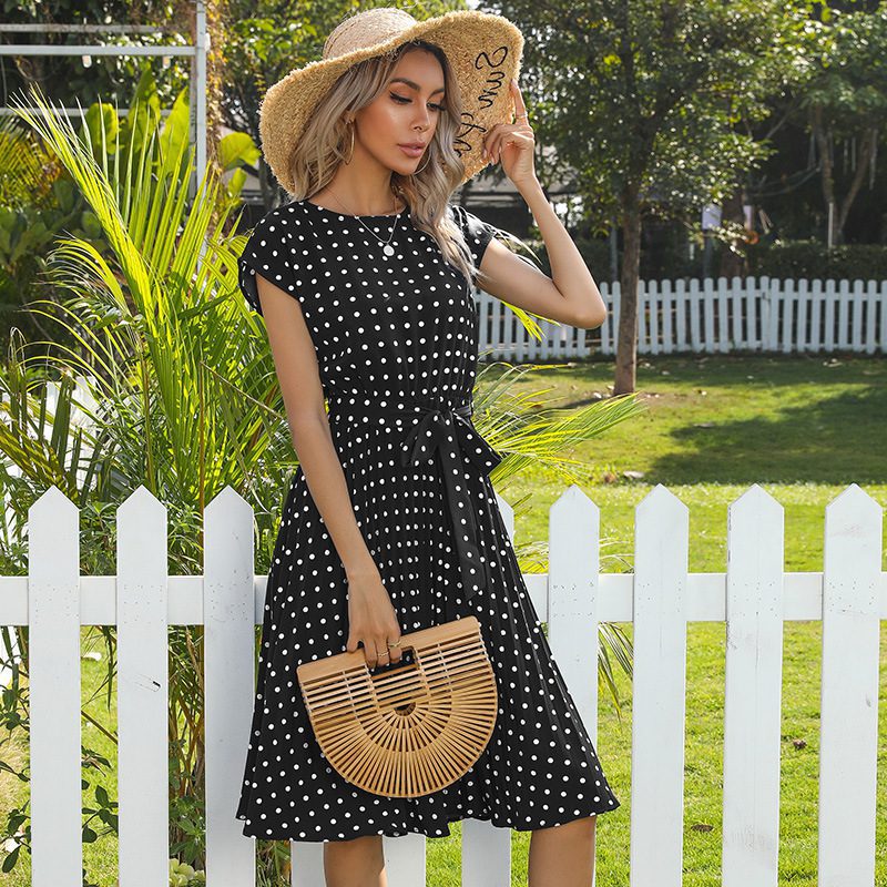 فستان صيفي نسائي بتصميم عصري منقوش بنقاط البولكا (Polka Dot)، يتميز بأكمام قصيرة وقصة بليسيه (مكسر) بطول ميدي. هذا الفستان الأنيق يأتي برباط للخصر (Bandage) مما يجعله خياراً مثالياً للمناسبات الكاجوال، الحفلات، أو كإطلالة رسمية جذابة وأنيقة للمكتب باللون الأخضر المميز. - الصورة 6