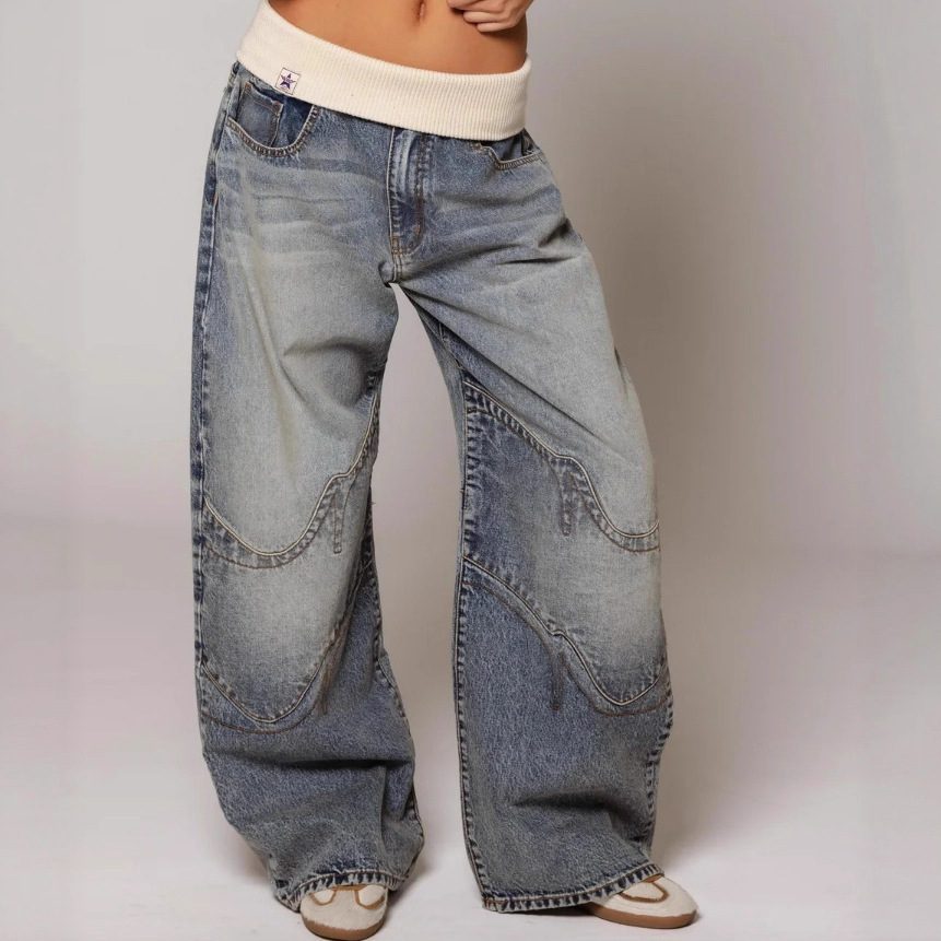 بنطال جينز واسع (Loose-fit) بقصة مستقيمة (Straight-leg) مع جيوب، تصميم عصري كاجوال، بنطال بأسلوب الشارع (Street style)، ملابس نسائية مريحة وعملية.