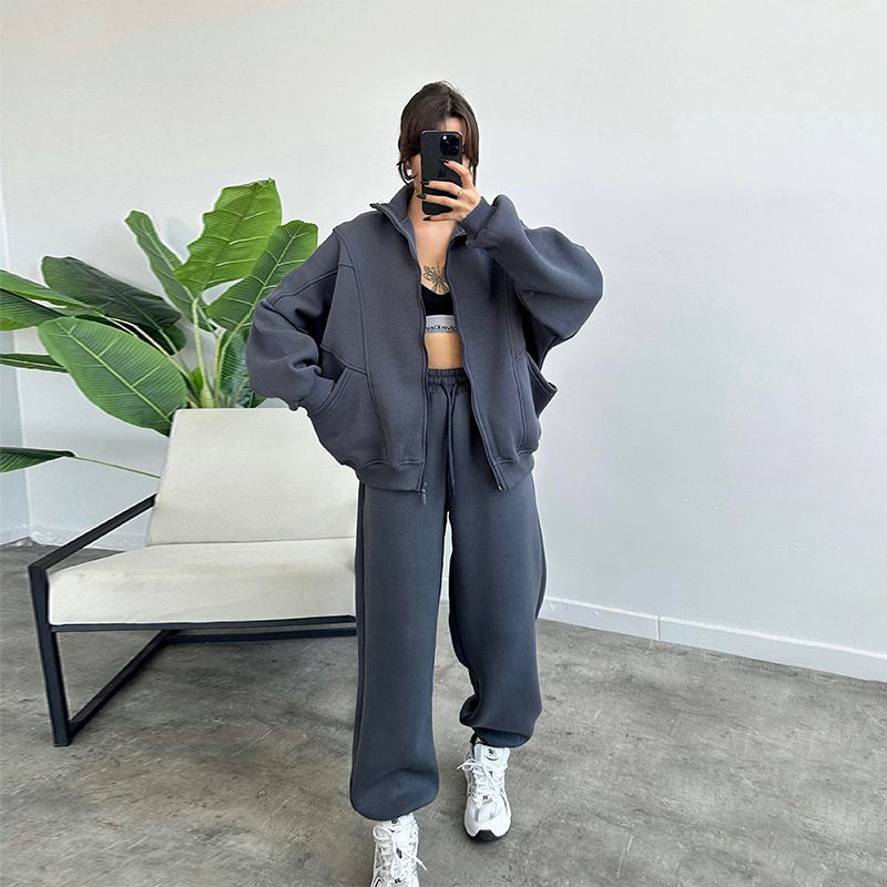 بدلة رياضية نسائية عصرية بجيوب، جاكيت بسحاب وياقة واقفة، وبنطال برباط خصر قابل للتعديل – طقم جوجر مريح وأنيق - الصورة 8