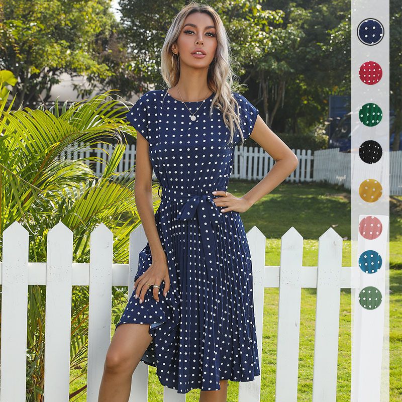 فستان صيفي نسائي بتصميم عصري منقوش بنقاط البولكا (Polka Dot)، يتميز بأكمام قصيرة وقصة بليسيه (مكسر) بطول ميدي. هذا الفستان الأنيق يأتي برباط للخصر (Bandage) مما يجعله خياراً مثالياً للمناسبات الكاجوال، الحفلات، أو كإطلالة رسمية جذابة وأنيقة للمكتب باللون الأخضر المميز.