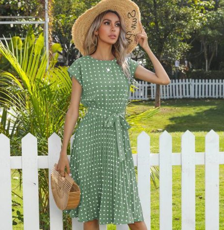 فستان صيفي نسائي بتصميم عصري منقوش بنقاط البولكا (Polka Dot)، يتميز بأكمام قصيرة وقصة بليسيه (مكسر) بطول ميدي. هذا الفستان الأنيق يأتي برباط للخصر (Bandage) مما يجعله خياراً مثالياً للمناسبات الكاجوال، الحفلات، أو كإطلالة رسمية جذابة وأنيقة للمكتب باللون الأخضر المميز. - الصورة 9