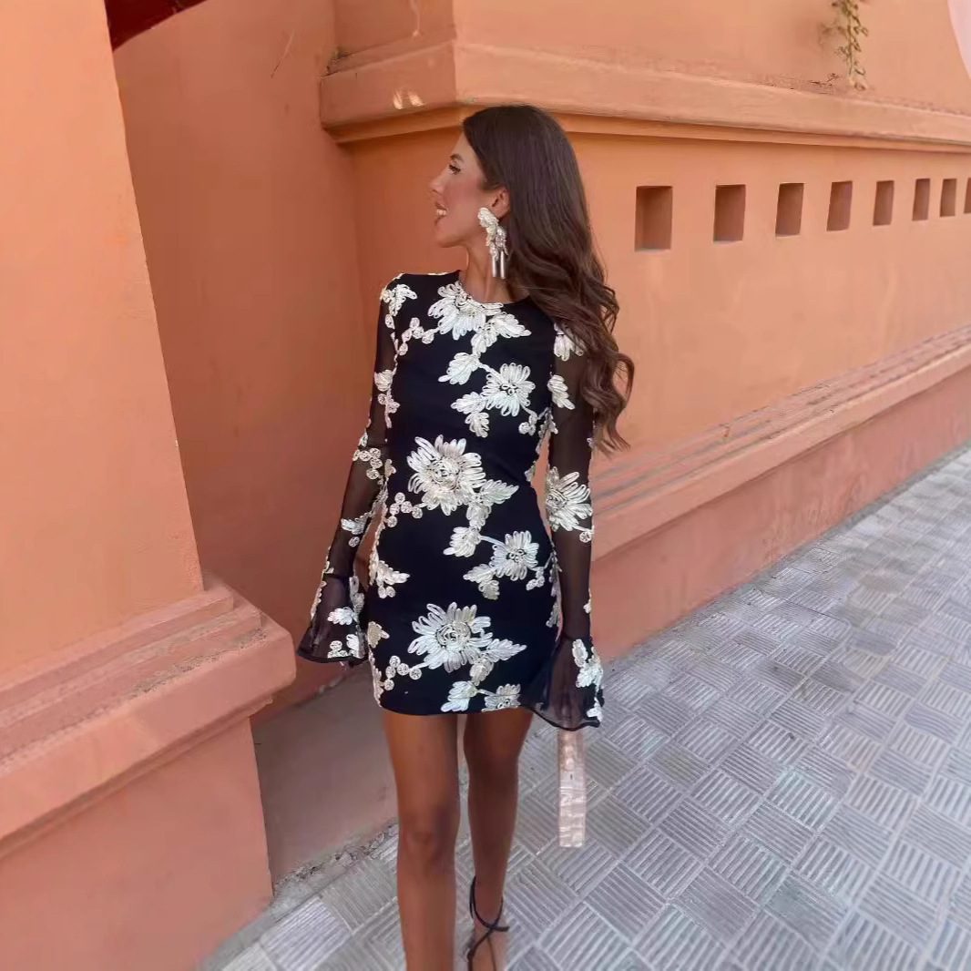 فستان مزهر بأكمام جرس (Bell-sleeved) طويل، تصميم عصري وجذاب، ضيق يبرز القوام، بأكمام طويلة من الشبك (Mesh)، مناسب للحفلات والنوادي، ملابس نسائية أنيقة وعصرية. - الصورة 2