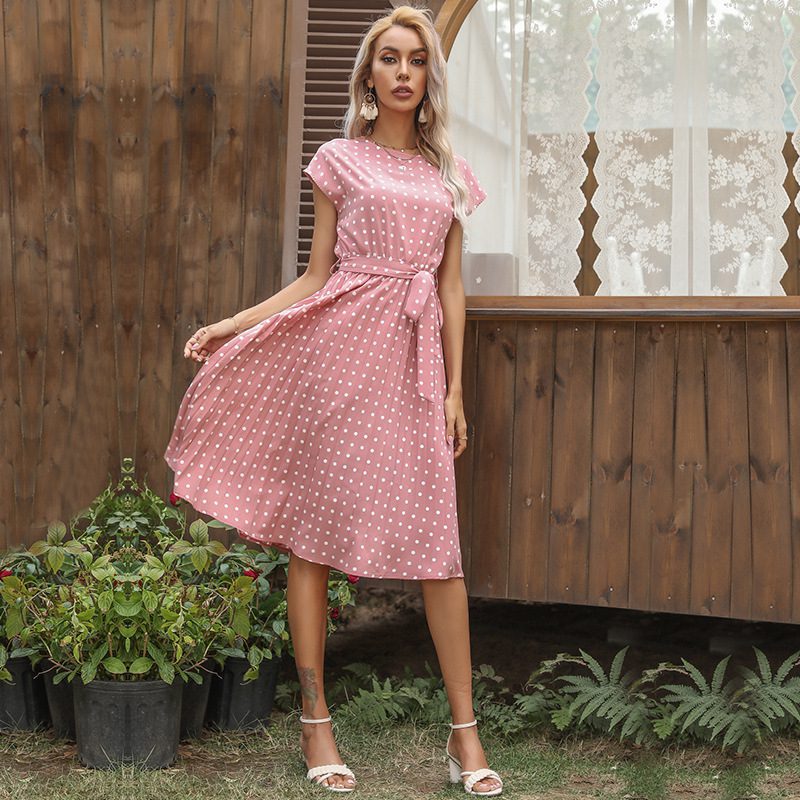 فستان صيفي نسائي بتصميم عصري منقوش بنقاط البولكا (Polka Dot)، يتميز بأكمام قصيرة وقصة بليسيه (مكسر) بطول ميدي. هذا الفستان الأنيق يأتي برباط للخصر (Bandage) مما يجعله خياراً مثالياً للمناسبات الكاجوال، الحفلات، أو كإطلالة رسمية جذابة وأنيقة للمكتب باللون الأخضر المميز. - الصورة 3