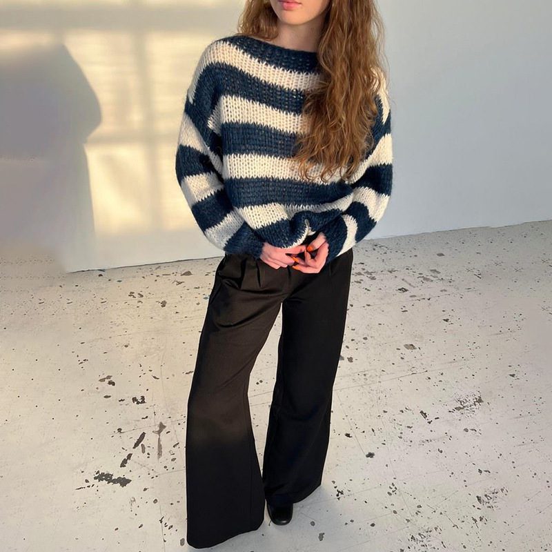 بلوفر محبوك نسائي واسع مخطط، يُلبس من الرأس (Pullover)، عصري ومتعدد الاستخدامات، بأكمام طويلة، مناسب كقطعة علوية كاجوال للنساء، ملابس نسائية محبوكة مريحة. - الصورة 8