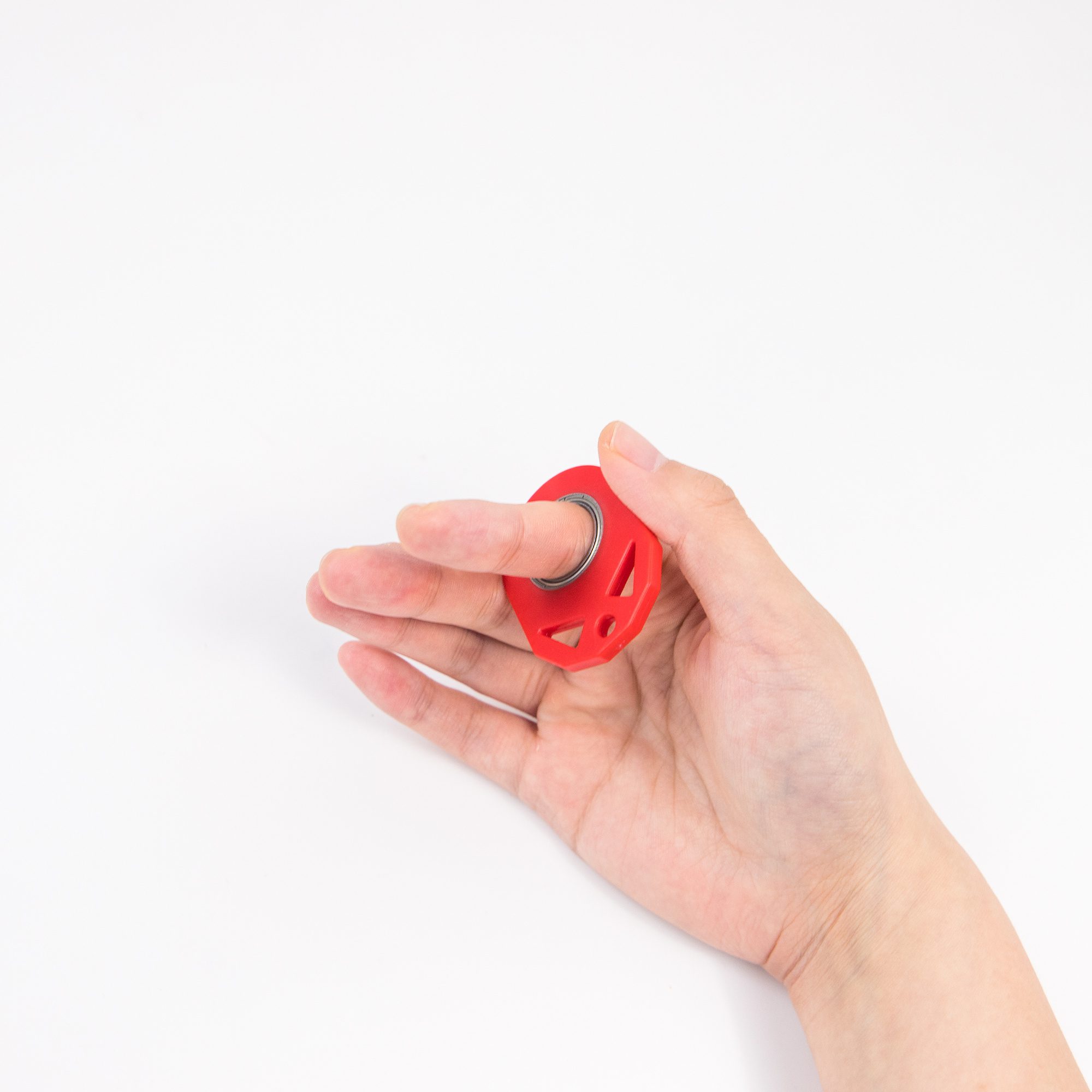 ميدالية مفاتيح مبتكرة بتصميم "سبينر" (Fidget Spinner) - لعبة يدوية لتخفيف التوتر والقلق، تعمل أيضاً كفتاحة زجاجات - مناسبة للأطفال. - الصورة 3