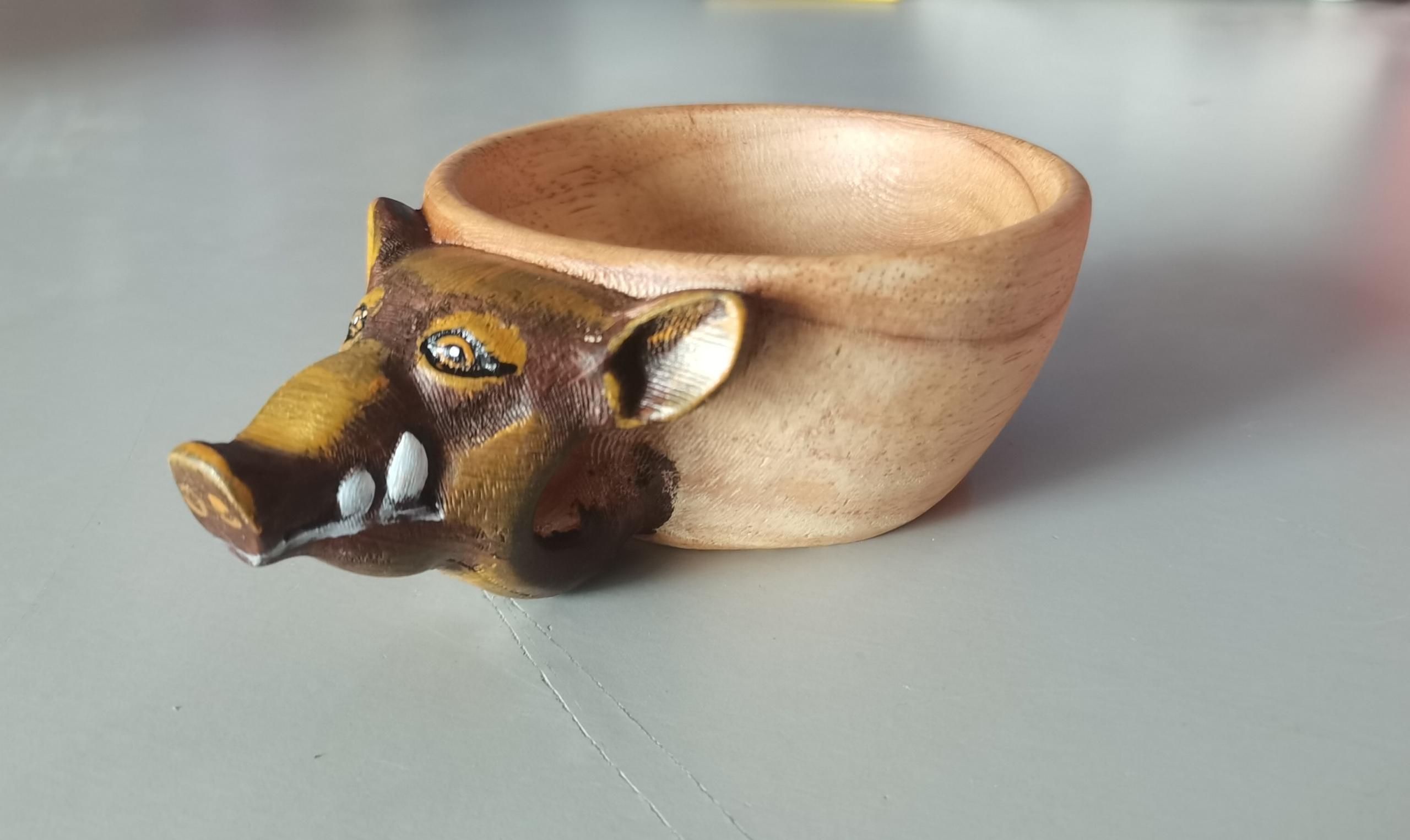 كوب خشبي منحوت يدوياً على طراز "كوكسا" (Kuksa) الاسكندنافي - معدات تخييم - كوب قهوة - تصميم رأس خنزير بري - هدية عيد الميلاد - الصورة 9