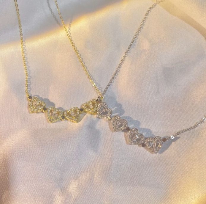 Retro Magnetic Folding Heart Shaped Four Leaf Clover Pendant Necklace Women Love Clavicle Chain Gifts Openable Choker Jewelry - Image 4