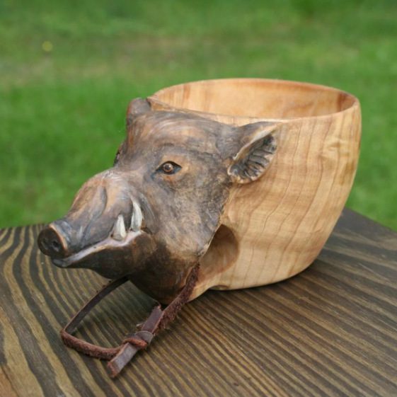 كوب خشبي منحوت يدوياً على طراز "كوكسا" (Kuksa) الاسكندنافي - معدات تخييم - كوب قهوة - تصميم رأس خنزير بري - هدية عيد الميلاد - الصورة 5