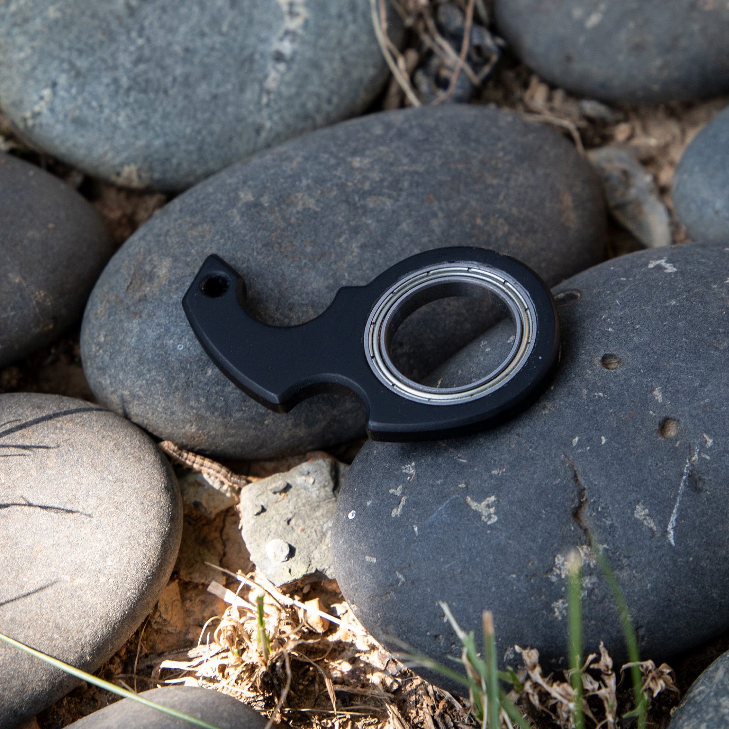 ميدالية مفاتيح مبتكرة بتصميم "سبينر" (Fidget Spinner) - لعبة يدوية لتخفيف التوتر والقلق، تعمل أيضاً كفتاحة زجاجات - مناسبة للأطفال. - الصورة 9
