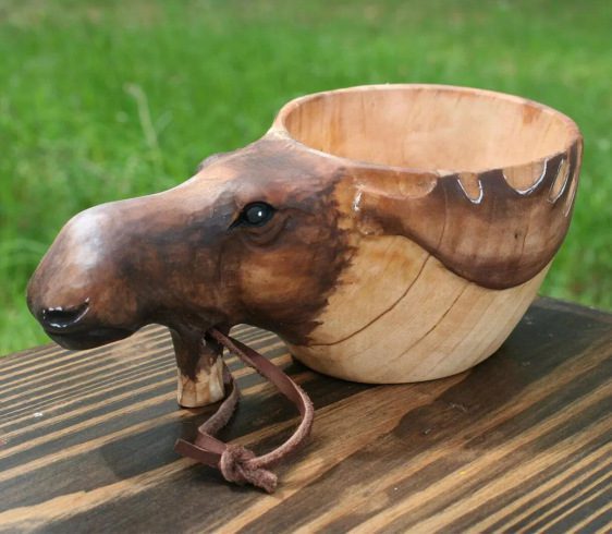 كوب خشبي منحوت يدوياً على طراز "كوكسا" (Kuksa) الاسكندنافي - معدات تخييم - كوب قهوة - تصميم رأس خنزير بري - هدية عيد الميلاد - الصورة 2