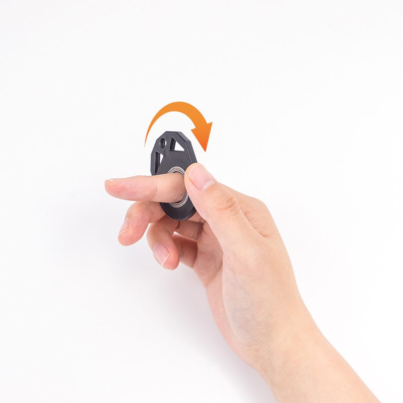 ميدالية مفاتيح مبتكرة بتصميم "سبينر" (Fidget Spinner) - لعبة يدوية لتخفيف التوتر والقلق، تعمل أيضاً كفتاحة زجاجات - مناسبة للأطفال. - الصورة 2