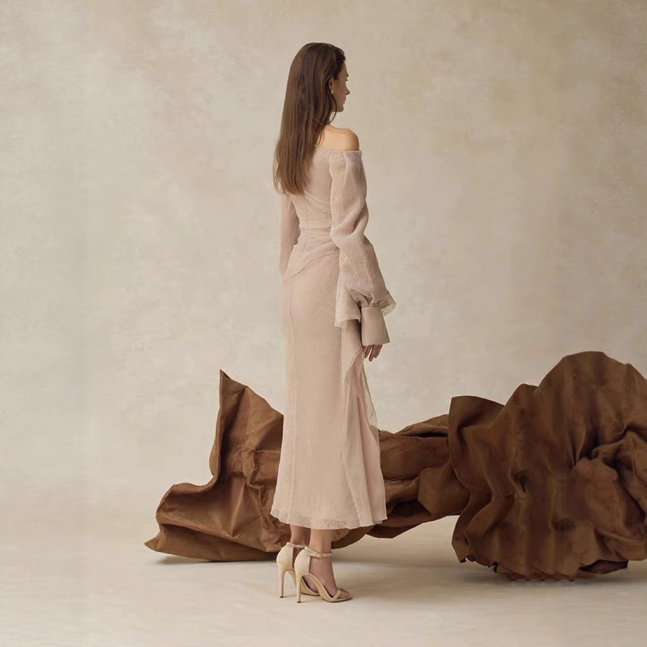Gentle-style Pleated Long-sleeve Waist-cinching Off-shoulder Gown With Pleats In A Ladylike Aesthetic - Image 3