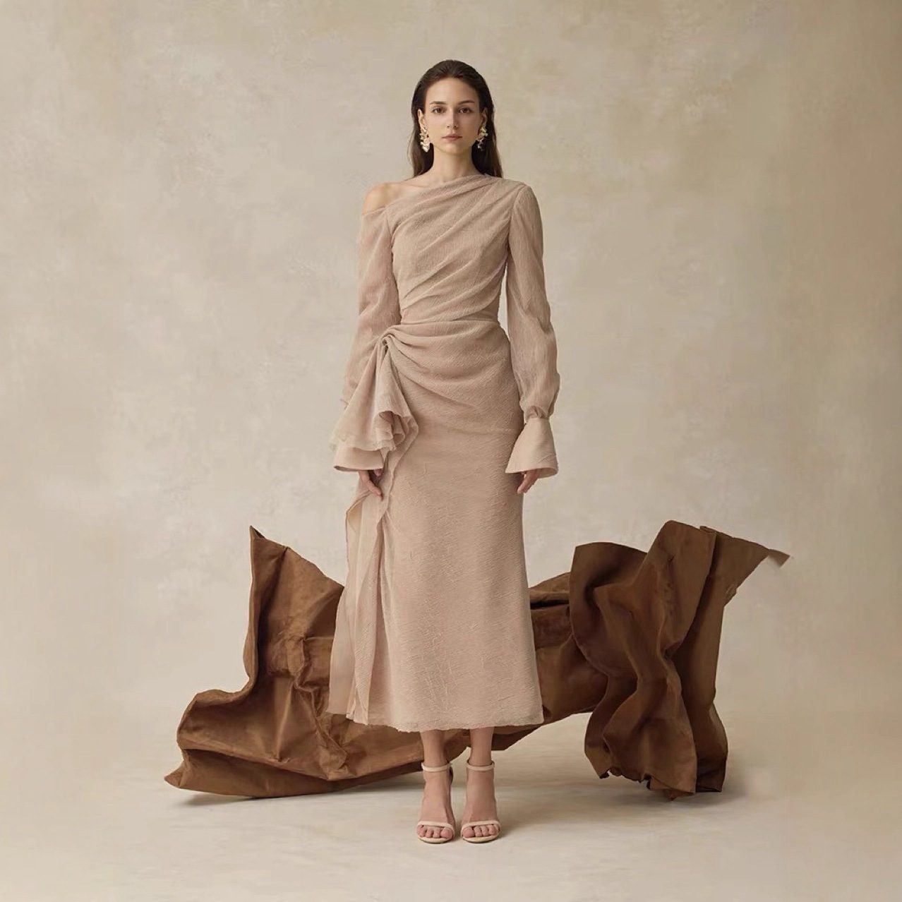 Gentle-style Pleated Long-sleeve Waist-cinching Off-shoulder Gown With Pleats In A Ladylike Aesthetic