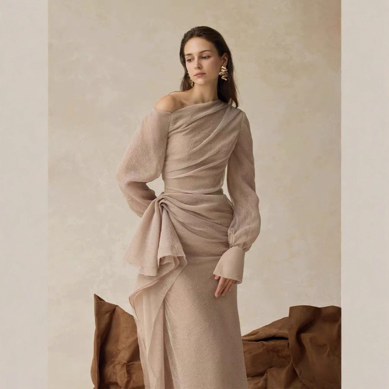 Gentle-style Pleated Long-sleeve Waist-cinching Off-shoulder Gown With Pleats In A Ladylike Aesthetic - Image 2
