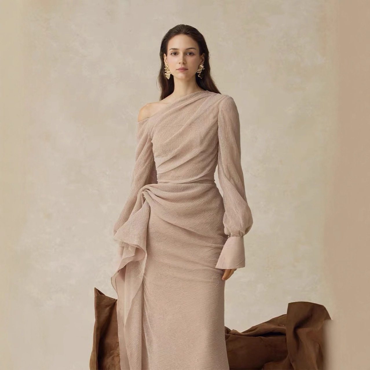 Gentle-style Pleated Long-sleeve Waist-cinching Off-shoulder Gown With Pleats In A Ladylike Aesthetic - Image 5