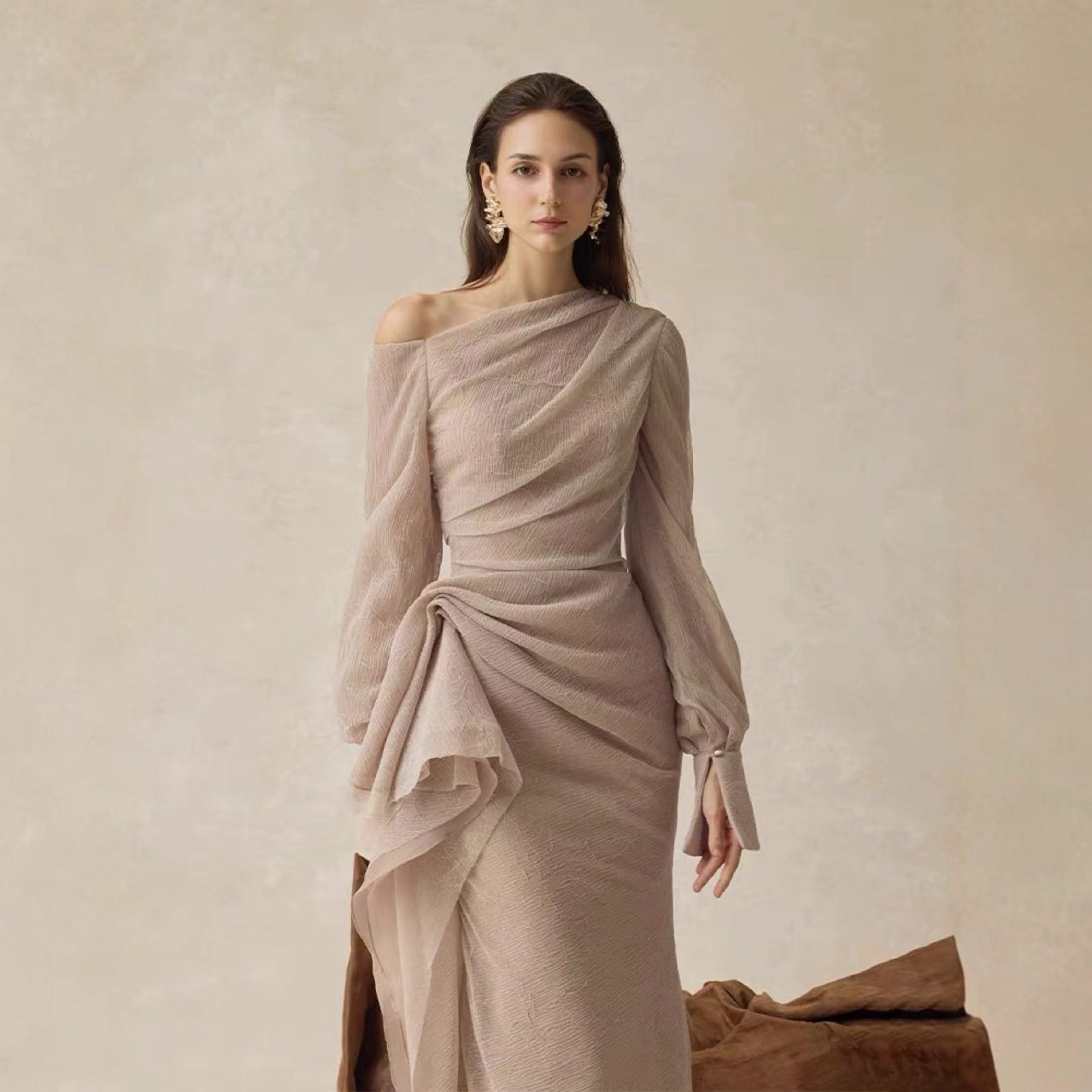Gentle-style Pleated Long-sleeve Waist-cinching Off-shoulder Gown With Pleats In A Ladylike Aesthetic - Image 4