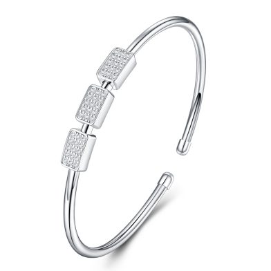 A Luxurious And Fashionable Minimalist Jewelry Bracelet Featuring Top-quality Moissanite, Made Of S925 Silver Electroplated With Platinum.