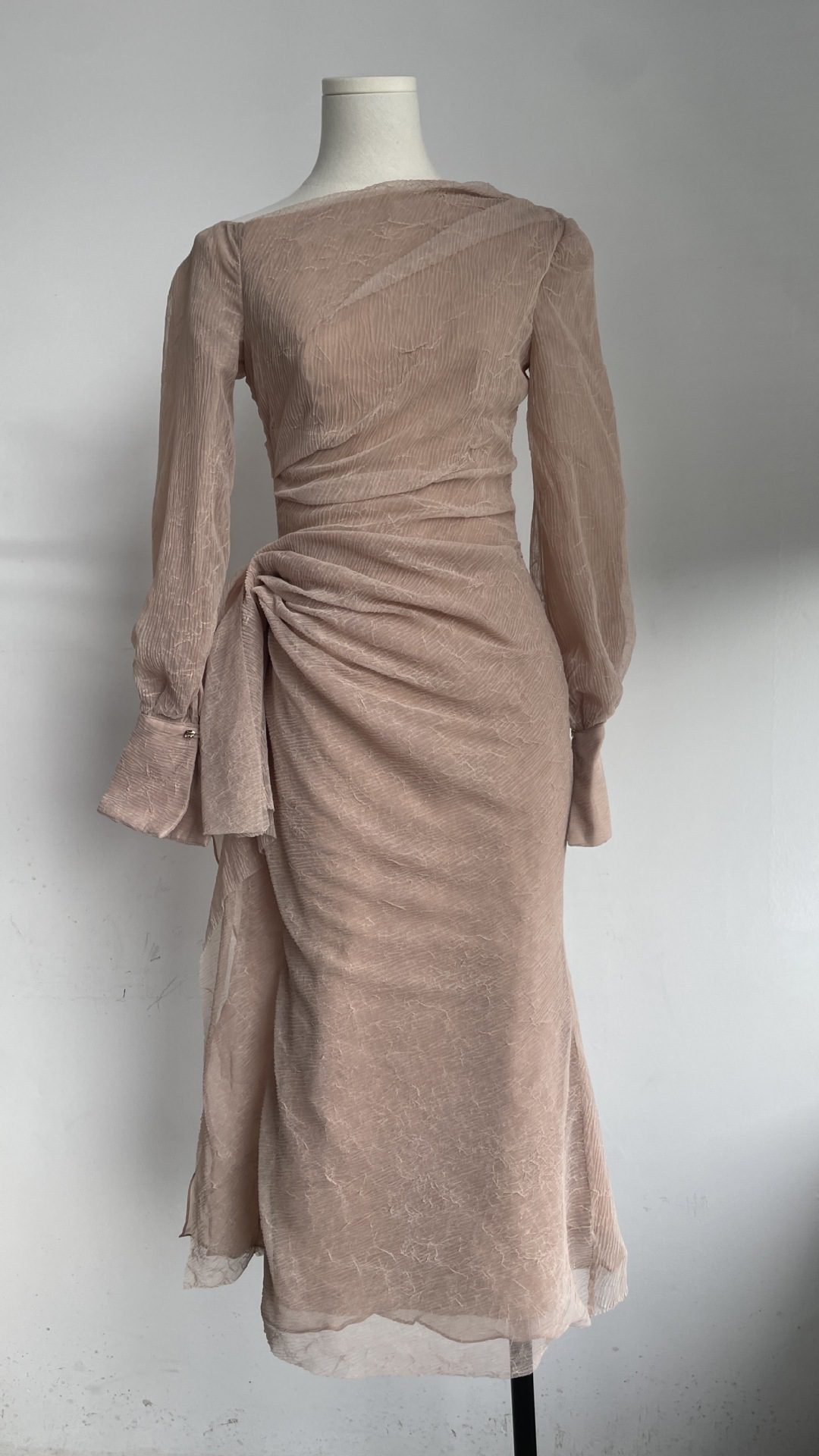 Gentle-style Pleated Long-sleeve Waist-cinching Off-shoulder Gown With Pleats In A Ladylike Aesthetic - Image 6